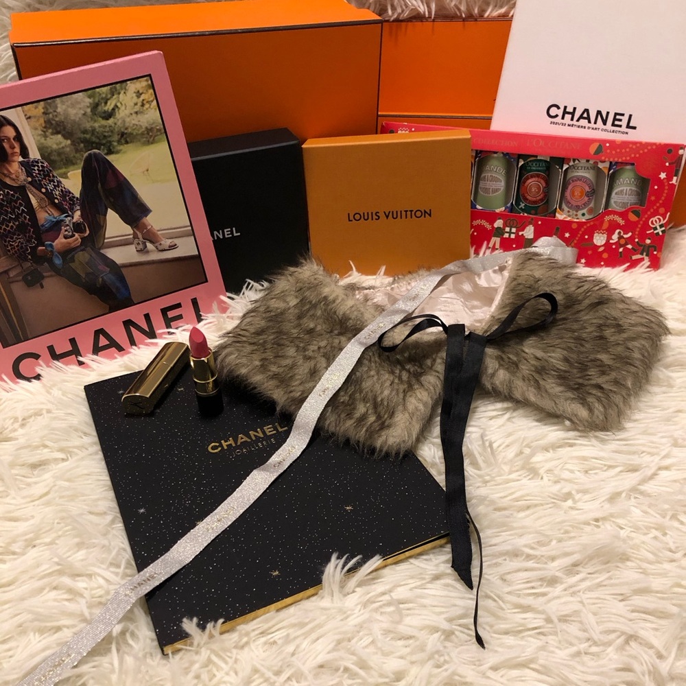 Chanel Special Ribbon (Free Lipstick, Collar & Mystery Clothes)